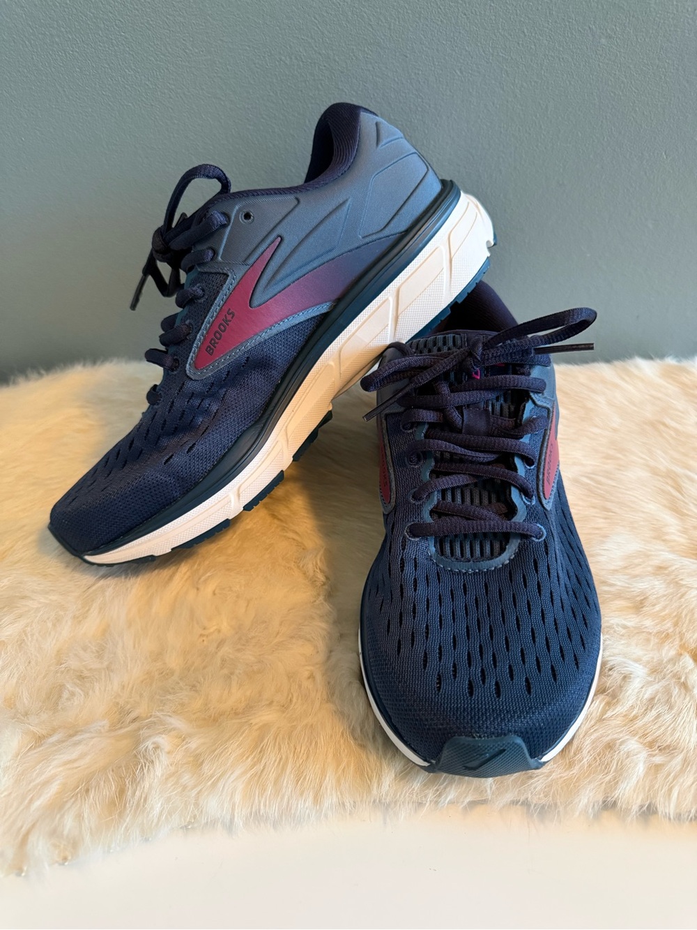 Brooks Dyad 11 Women’s Size 7 Running Shoes Blue Fitness Sneakers